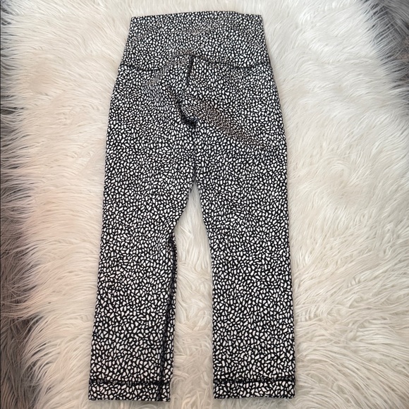 Lululemon cropped leggings size 4 - Picture 3 of 6
